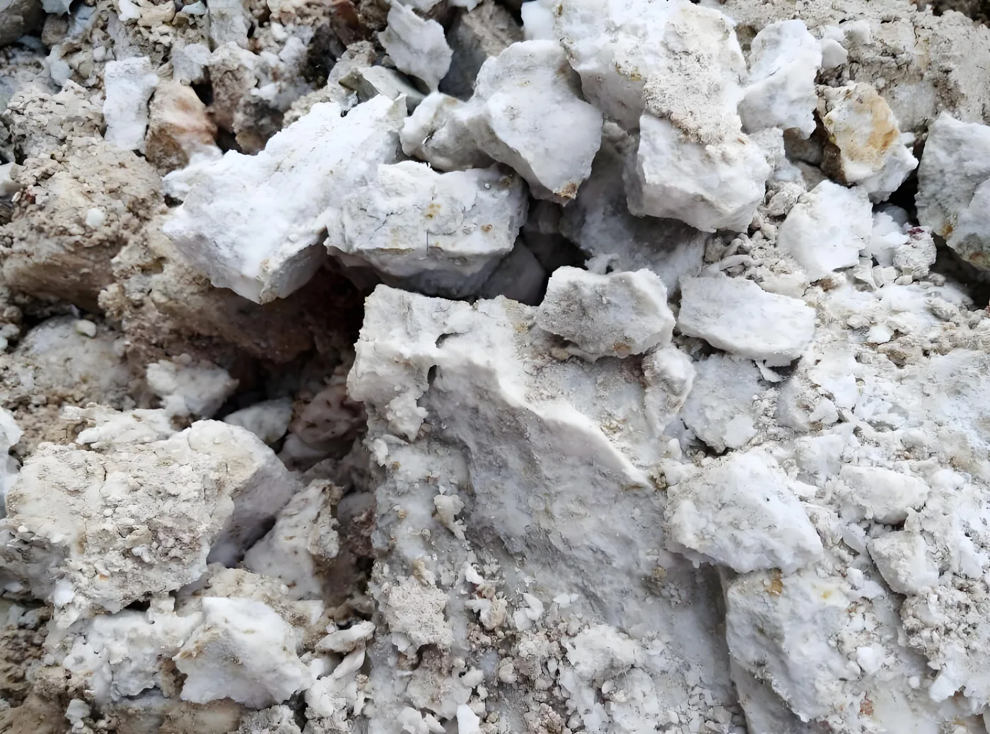 Bentonite for mineral grinding