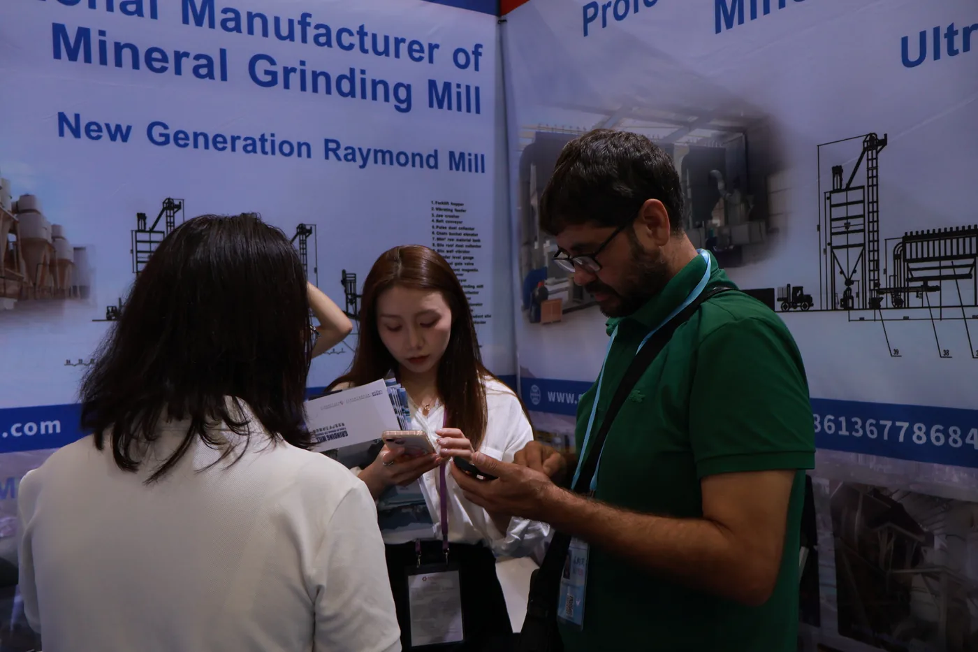 CRONUS sales engineer meeting a grinding mill customer at Canton Fair